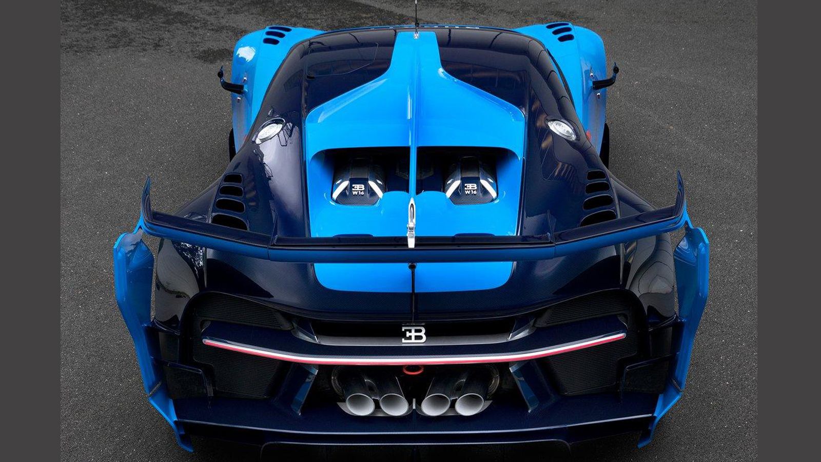 Το πίσω μέρος θα σας «αιχμαλωτίσει» με την τεράστια αεροτομή, αλλά και τις τέσσερις απολήξεις της εξάτμισης.